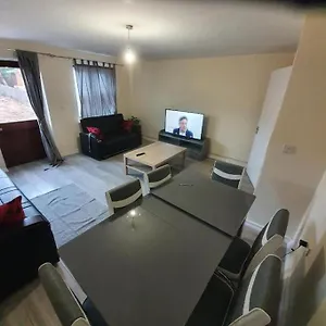 Close To Central - 4 Bedroom House, 8 Beds, Sleepps 14, Free Parking London